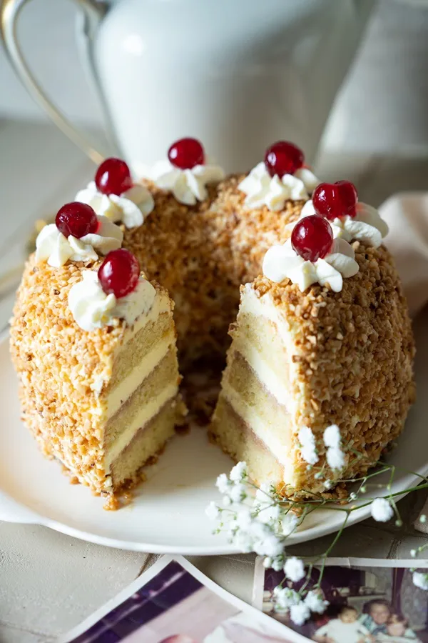 Nahaufnahme eines köstlichen Frankfurter Kranzes mit goldbraunem Krokant