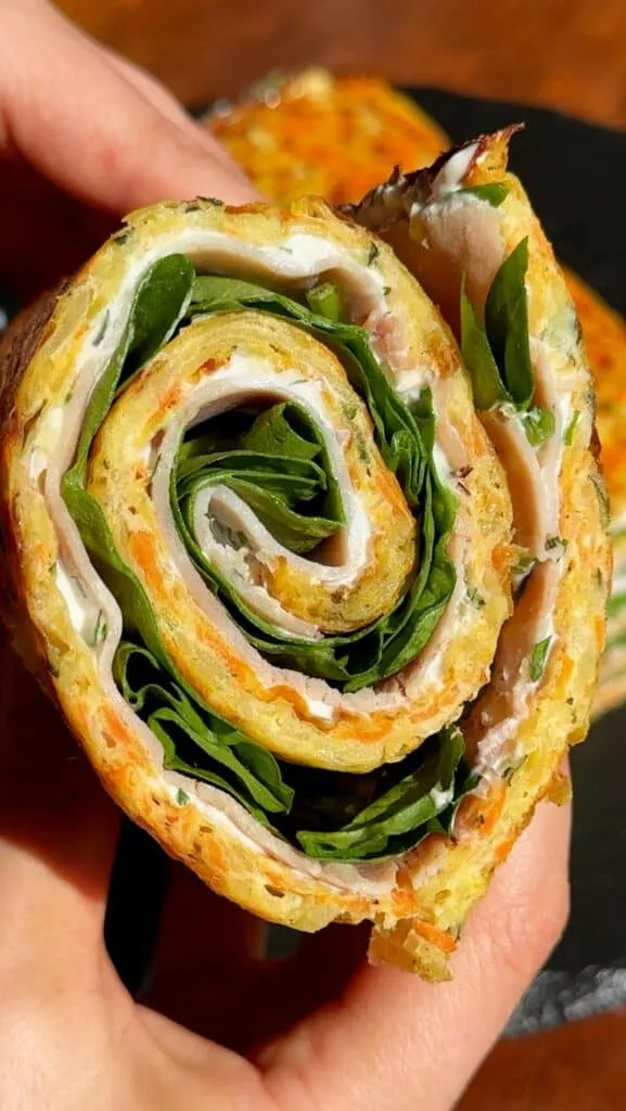 Nahaufnahme eines köstlichen Low Carb Gemüse-Wraps, ideal für individuelle Variationen