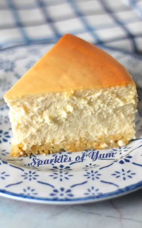 Nahaufnahme eines köstlichen New York Cheesecake Stücks, das die dichte, cremige Textur hervorhebt.