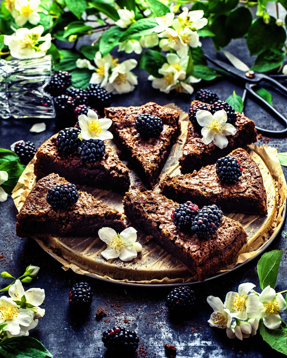 Nahaufnahme eines köstlichen, saftigen Brownie-Kuchenstücks.