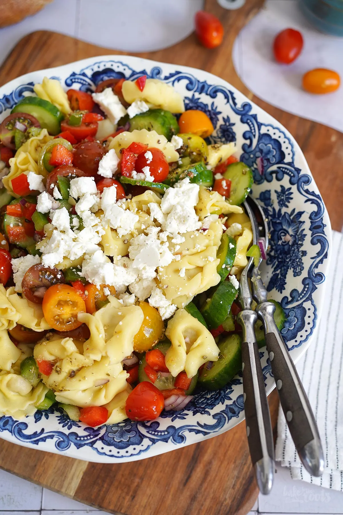 Nahaufnahme eines köstlichen Tortellini Salats, angerichtet in einer großen Schüssel