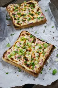 Nahaufnahme eines leckeren Flammkuchen-Toasts, perfekt zum Frühstück.