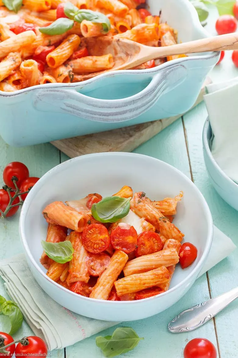 Nahaufnahme eines Portion Tomate-Mozzarella-Nudelauflaufs auf einem Teller, perfekt für schnelle Gerichte mit Mozzarella.