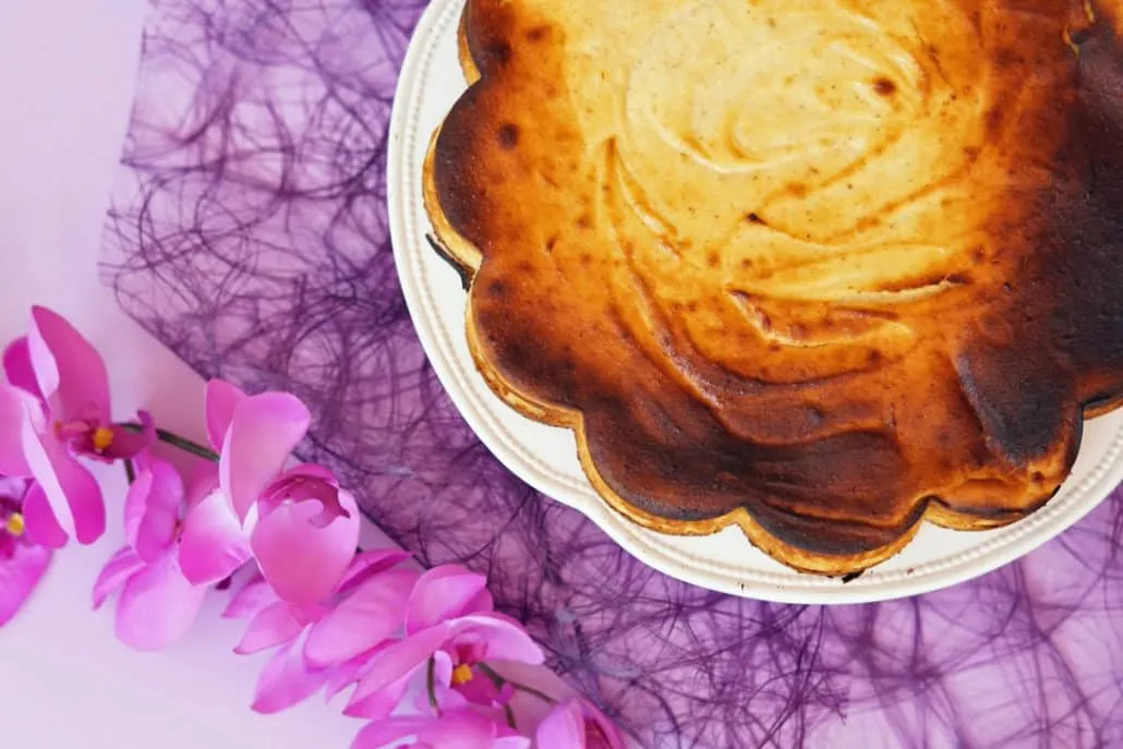 Nahaufnahme eines saftigen Thermomix Käsekuchens ohne Boden mit Grieß