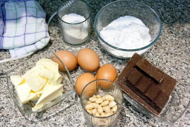 Nahaufnahme eines Schokoladen-Rehrückenkuchens, der mit einer glänzenden Schokoladenglasur überzogen ist