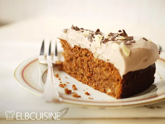 Nahaufnahme eines Stücks Amarettini-Schoko-Sahne-Torte, ideal für den Geburtstagstisch.