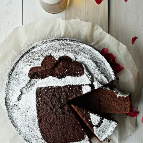 Nahaufnahme eines Stücks Schokoladen-Bierkuchen, eine ideale Überraschung zum Geburtstag für Papa.