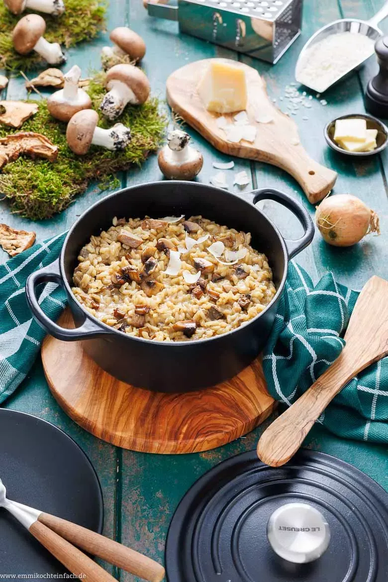 Nahaufnahme eines Tellers Pilzrisotto, garniert mit frischen Kräutern.