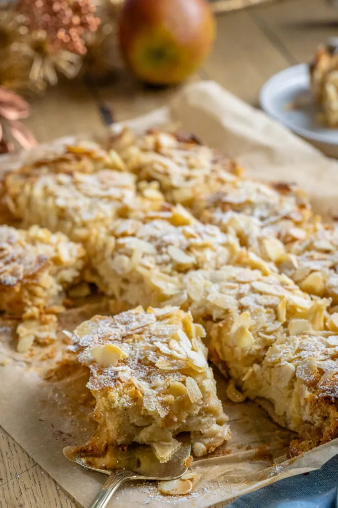 Nahaufnahme eines traditionellen Apfelkuchens mit Marzipan, der frisch gebacken wurde und herrlich duftet