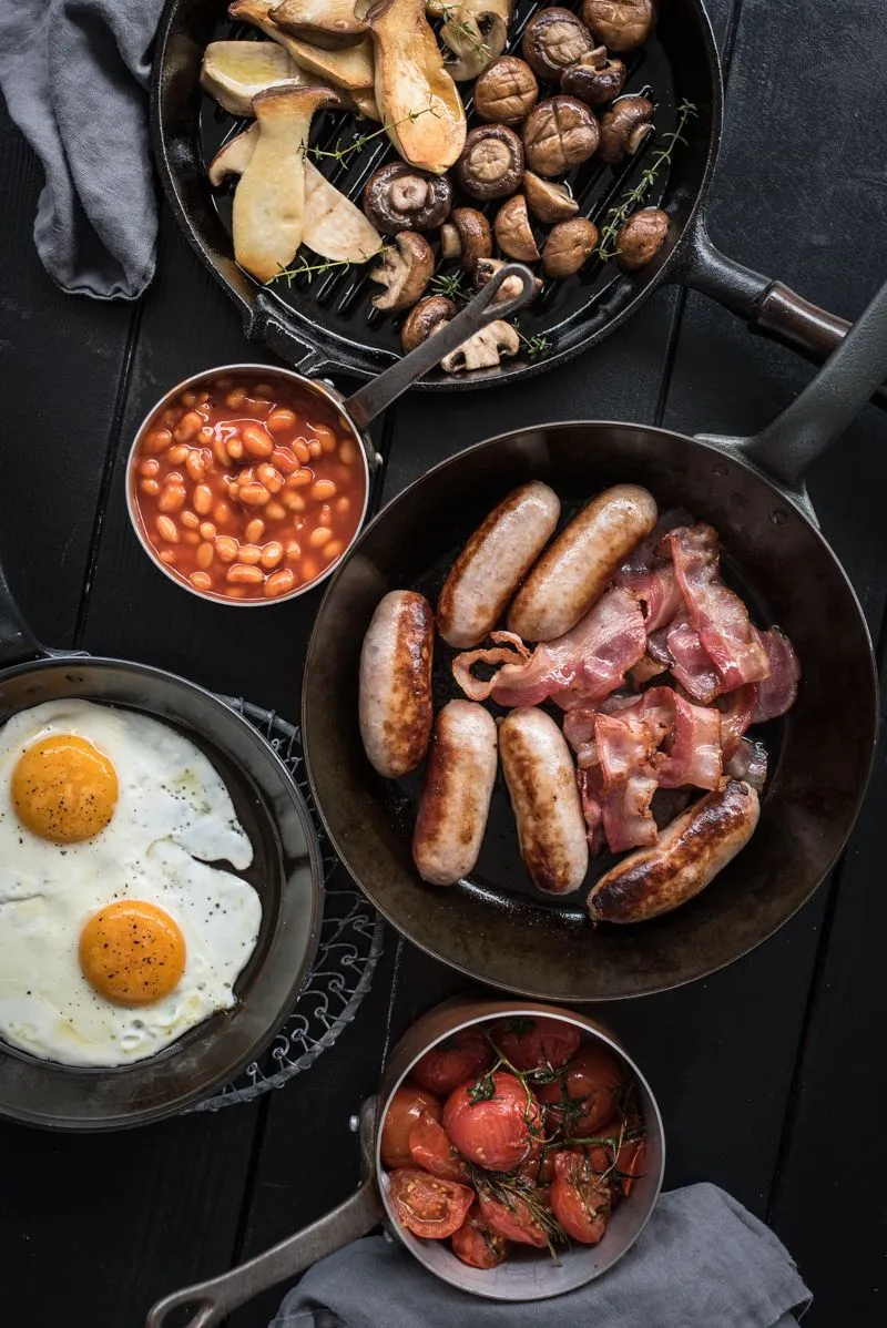 Nahaufnahme eines traditionellen Full English Breakfast mit allen klassischen Komponenten, bereit zum Genießen