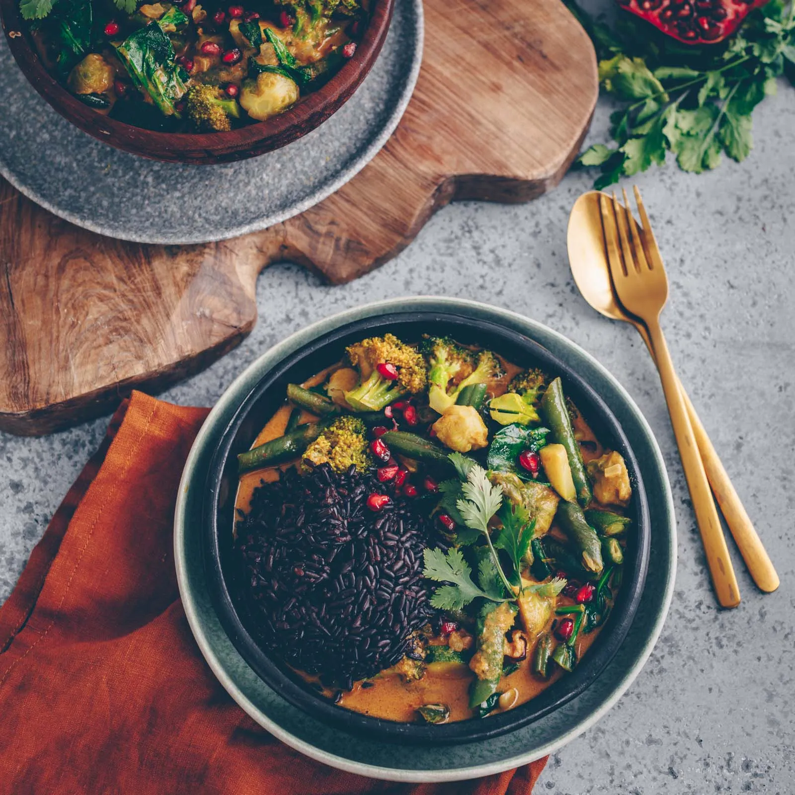 Nahaufnahme eines veganen Gemüsecurrys mit Kokosmilch und frischen Kräutern