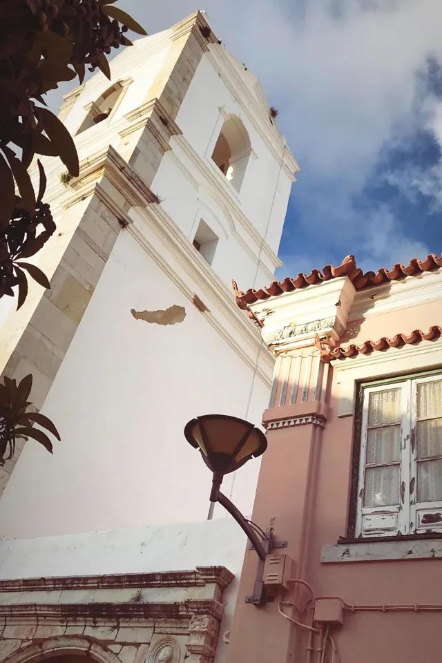 Nahaufnahme eines veganen Toasts mit Salat, Mais und anderen Gemüsesorten, der als Snack dient