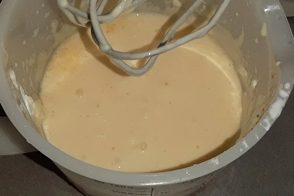 Nahaufnahme eines WW Skyr Kuchens, der als leichter Geburtstagskuchen-Ersatz dient.