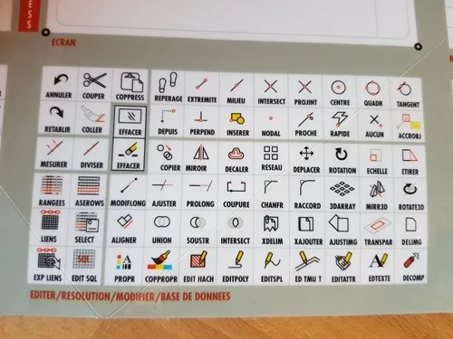 Nahaufnahme französischer Befehle auf einem AutoCAD R14 Digitalisierungstablett Overlay