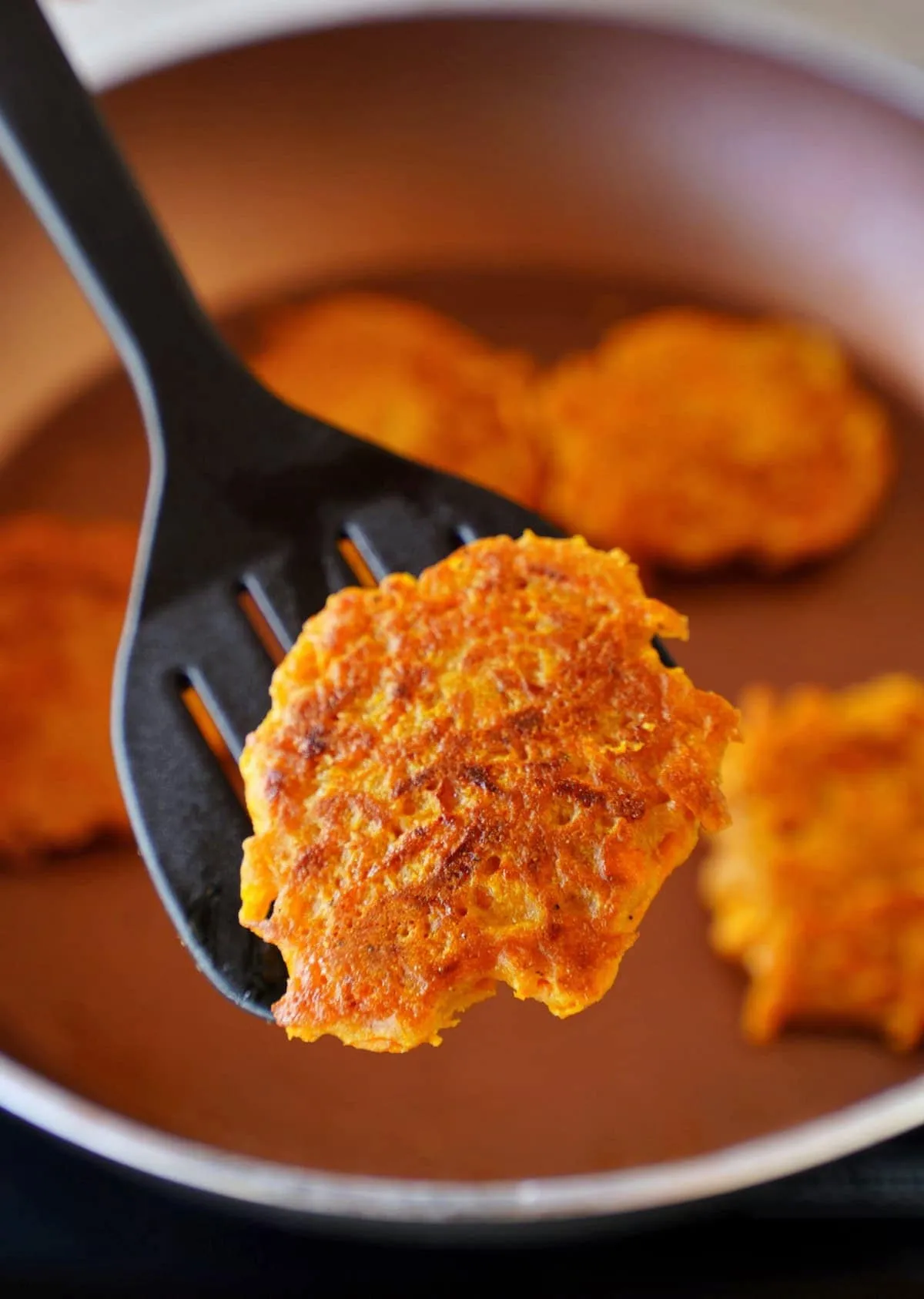 Nahaufnahme gebratener Karotten-Puffer