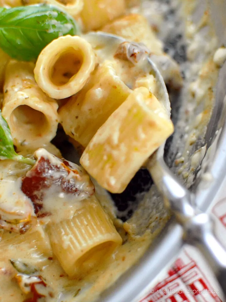 Nahaufnahme: Marry Me Pasta vegetarisch mit cremiger Sauce, Tomaten und Basilikum