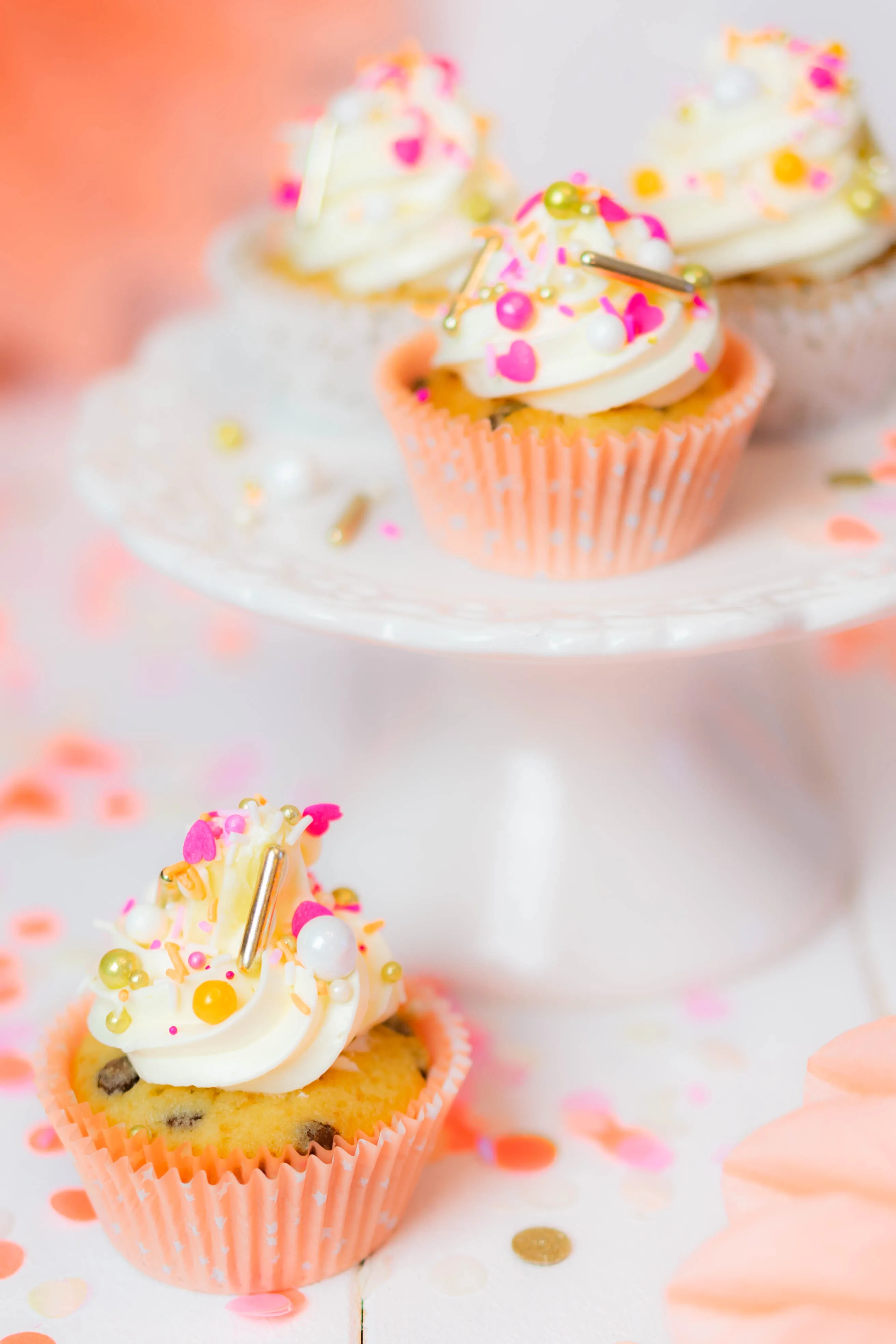 Nahaufnahme von bunten Streuseln auf einem Muffin