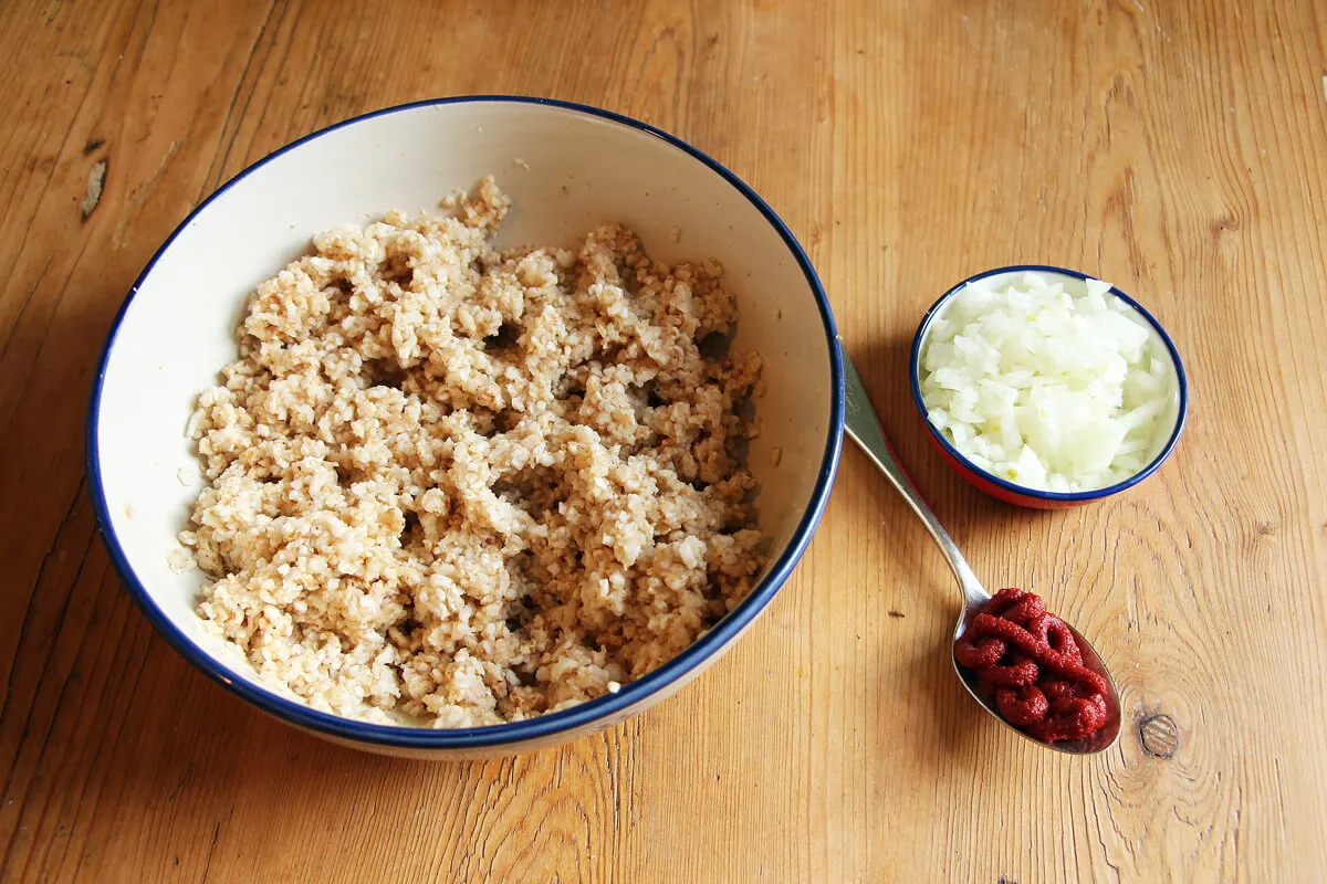 Nahaufnahme von cremigem veganem Mett, bereit zum Servieren