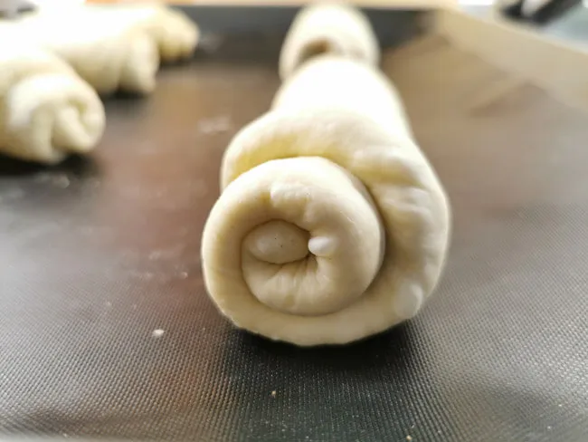 Nahaufnahme von den gerollten Teiglingen der italienischen Panini, bereit zum Formen und Backen