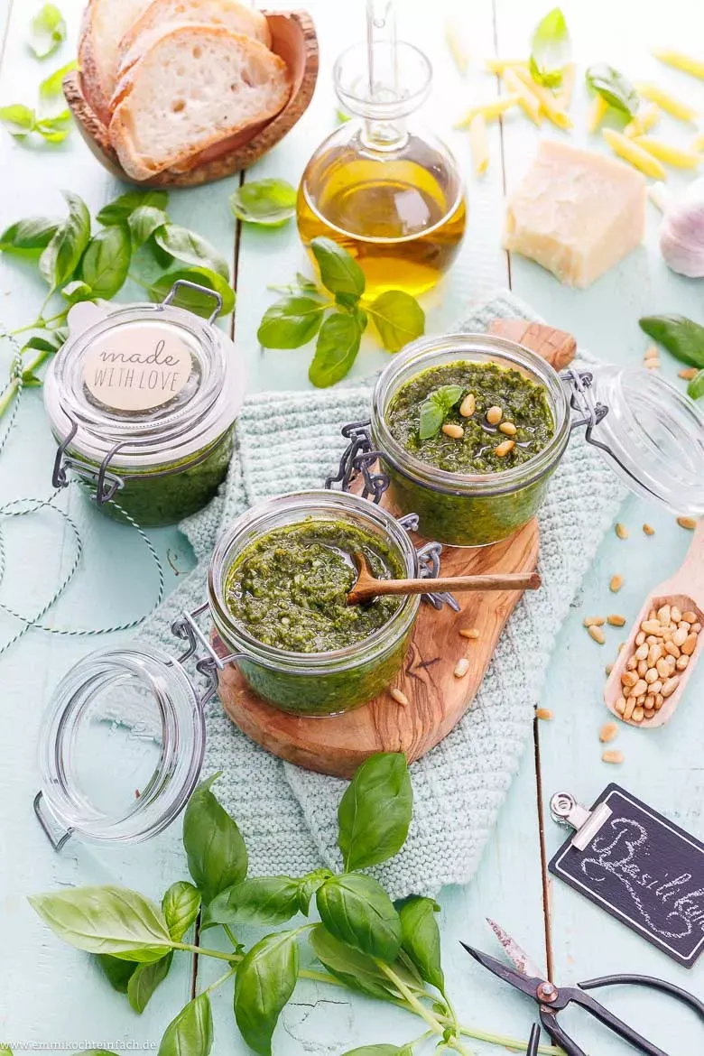 Nahaufnahme von duftenden Basilikumblättern, den Hauptzutaten für selbstgemachtes Pesto