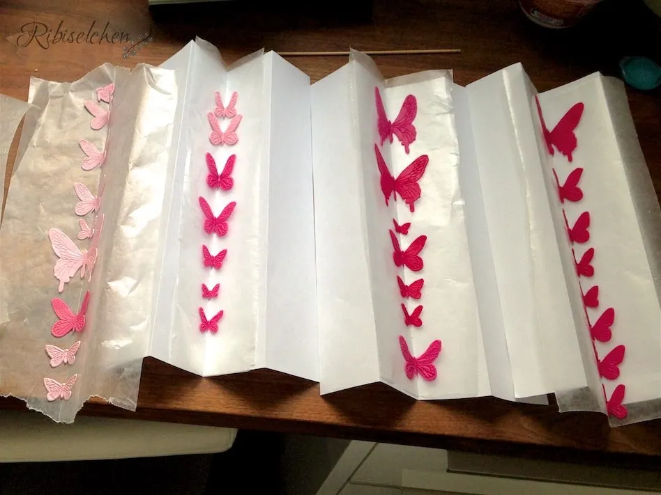 Nahaufnahme von fein modellierten Fondant-Schmetterlingen, die dem Trocknen entgegenblicken