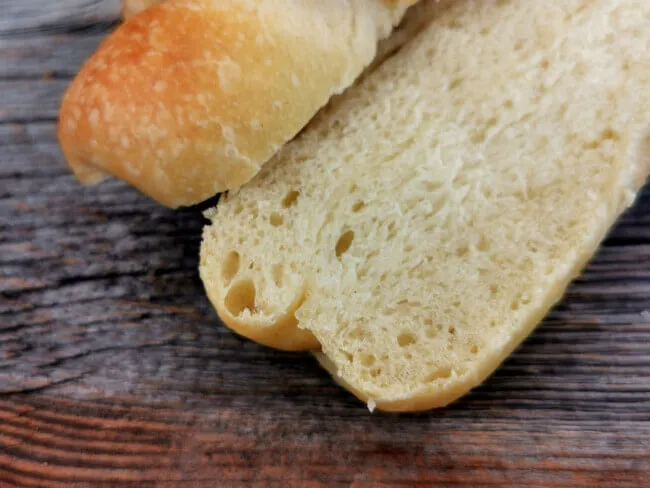 Nahaufnahme von fertig gebackenen Panini All'Olio, die die seidig-glatte Oberfläche und die weiche Textur betonen