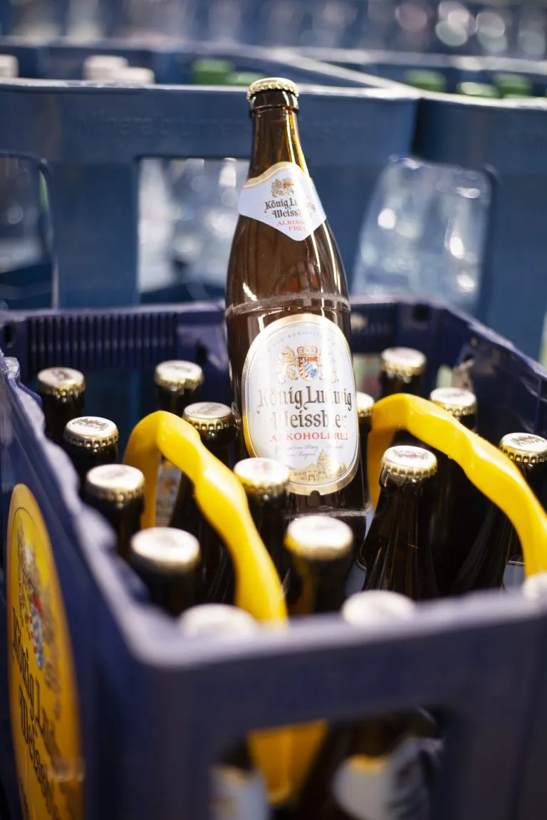 Nahaufnahme von Flaschen mit verschiedenen Getränken