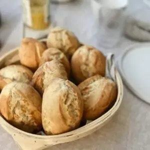 Nahaufnahme von frisch gebackenen Brötchen, golden und knusprig