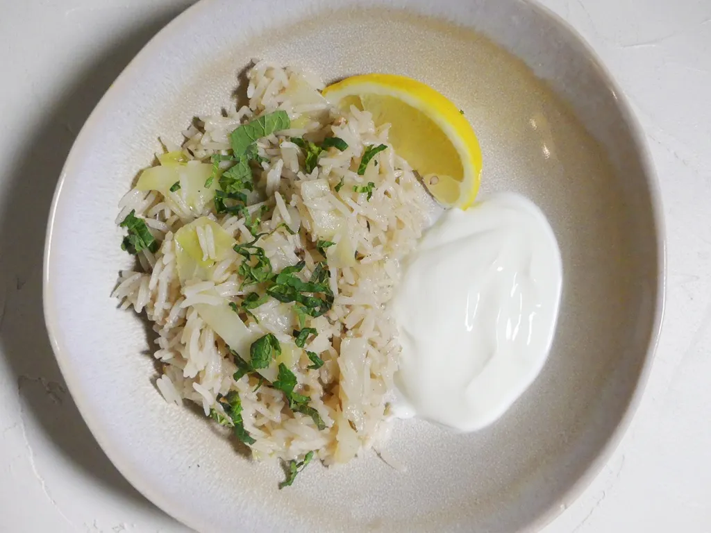 Nahaufnahme von frisch zubereitetem Makmur mit Minze und Zitrone
