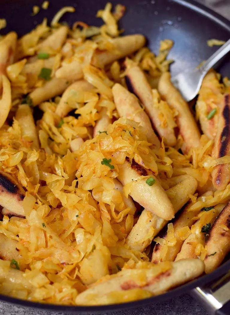 Nahaufnahme von gebratenem Sauerkraut mit Schupfnudeln