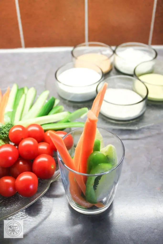 Nahaufnahme von Gemüsesticks und bunten Dips