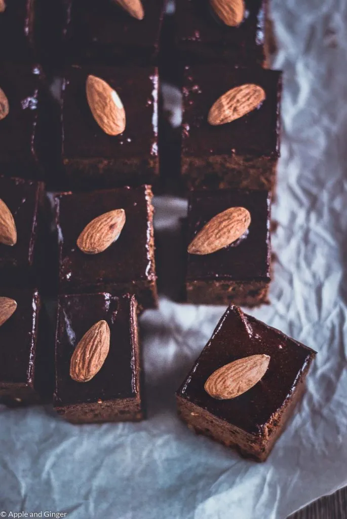 Nahaufnahme von geschnittenen Lebkuchen-Brownies mit Süßkartoffel, ein gesundes Weihnachtsrezept