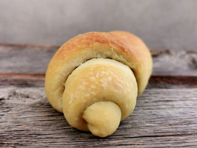 Nahaufnahme von goldbraun gebackenen italienischen Olivenöl-Brötchen Panini All'Olio mit weicher Kruste und feiner Textur