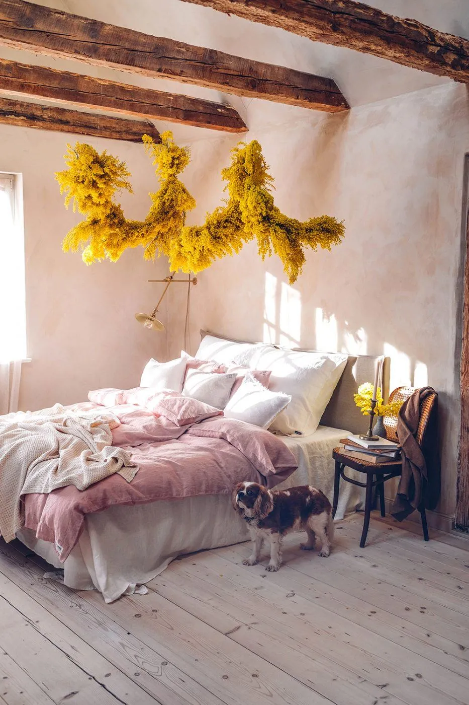 Nahaufnahme von Heidelbeer-Pancakes mit Kokosjoghurt und Ahornsirup