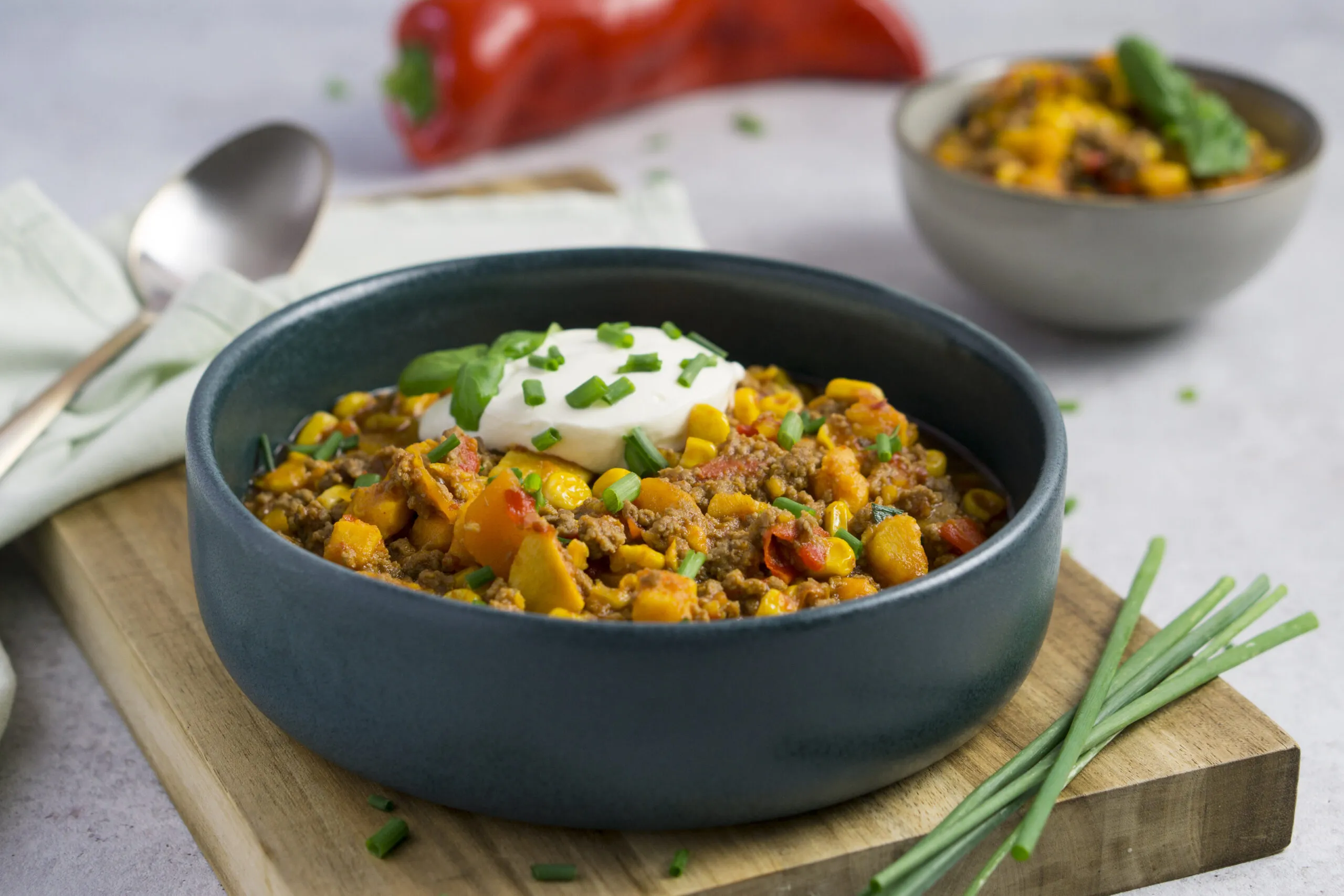 Nahaufnahme von herzhaftem Süßkartoffel-Chili mit Hackfleisch und Gemüse