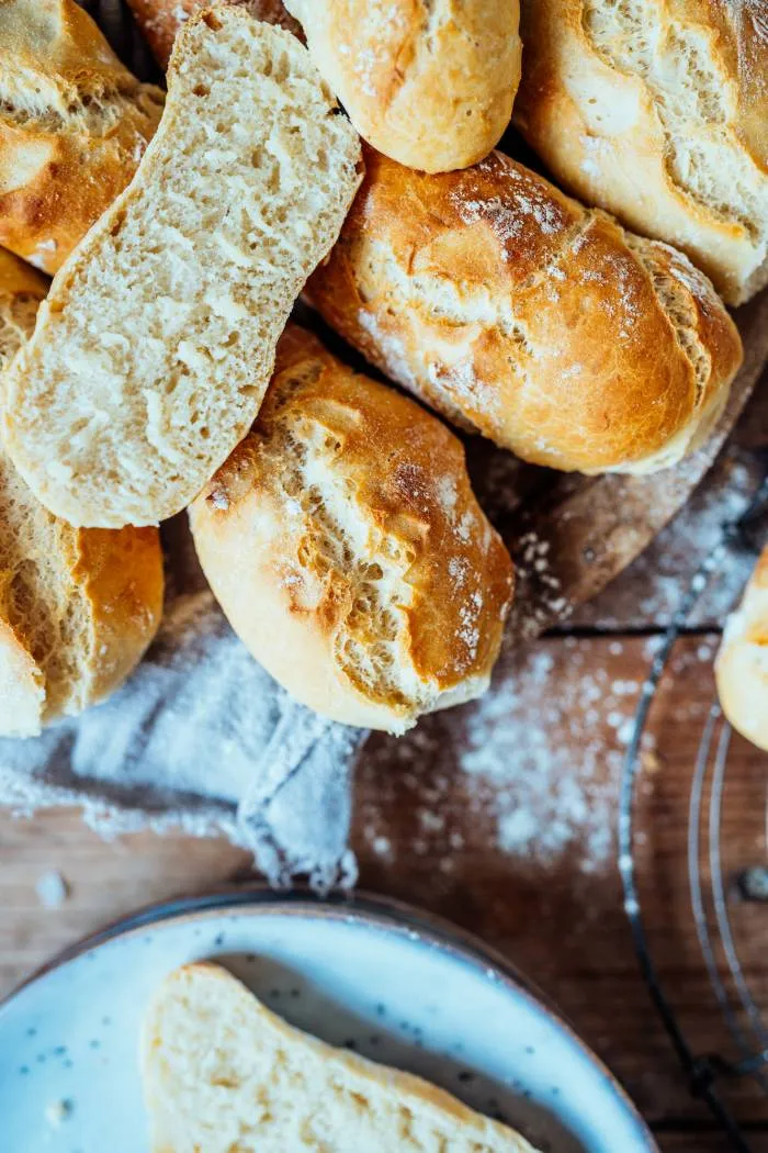 Nahaufnahme von knusprigen Baguette Brötchen mit goldbrauner Kruste