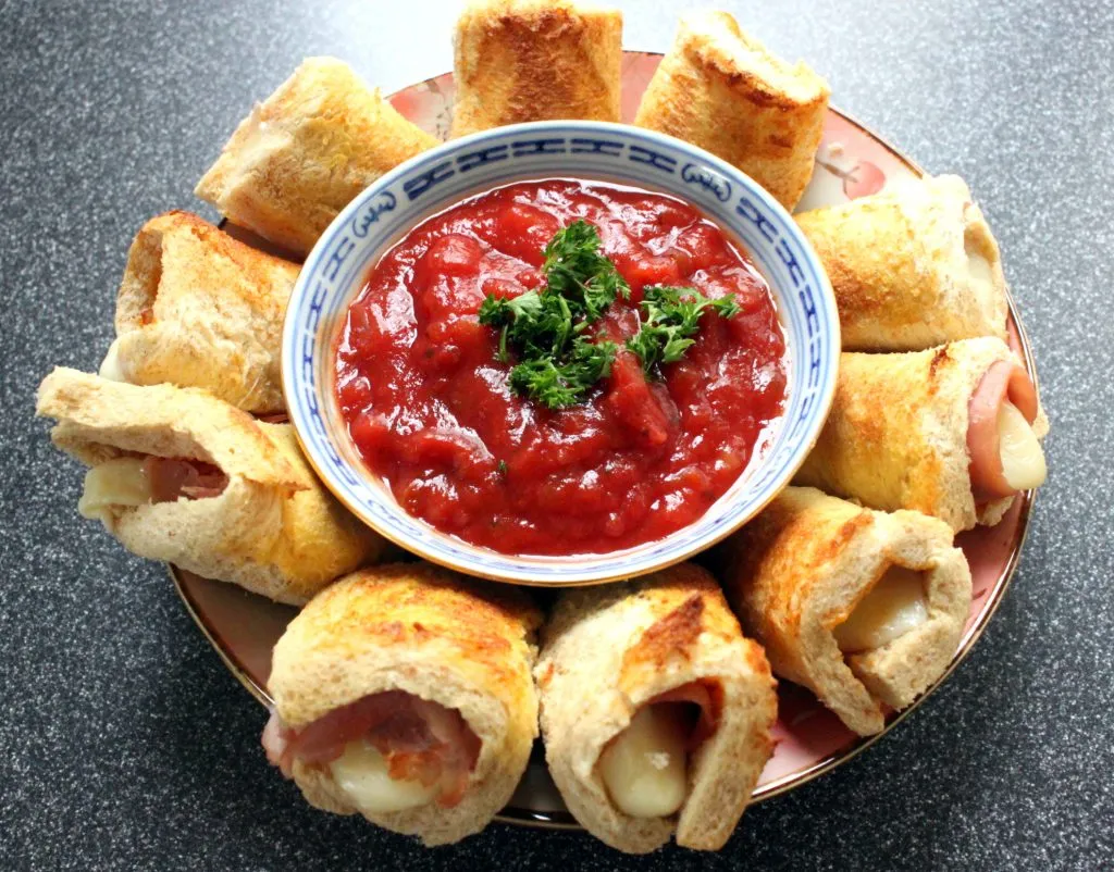 Nahaufnahme von knusprigen, goldbraunen Käserollen, perfekt für einen herzhaften Snack