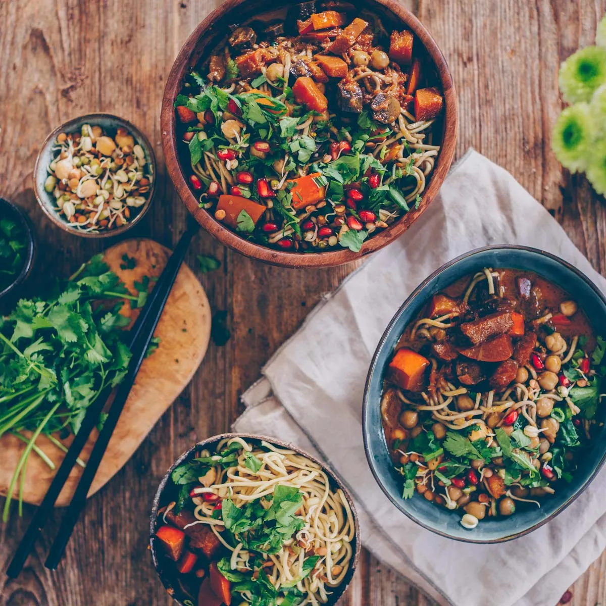 Nahaufnahme von Kürbis-Curry mit Kichererbsen, das die Textur und die leuchtenden Farben des Gerichts hervorhebt.