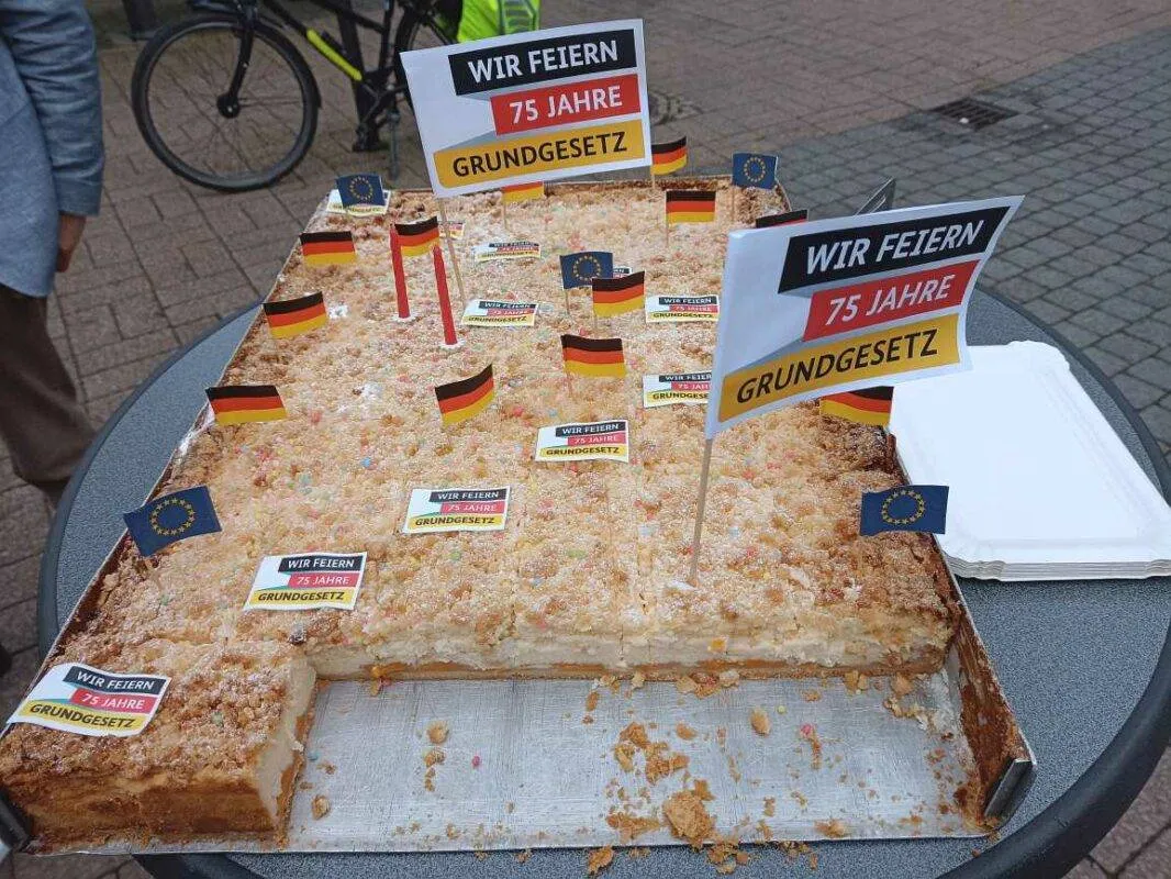 Nahaufnahme von leckerem Geburtstagskuchen mit Sahne und Früchten auf einem Tablett