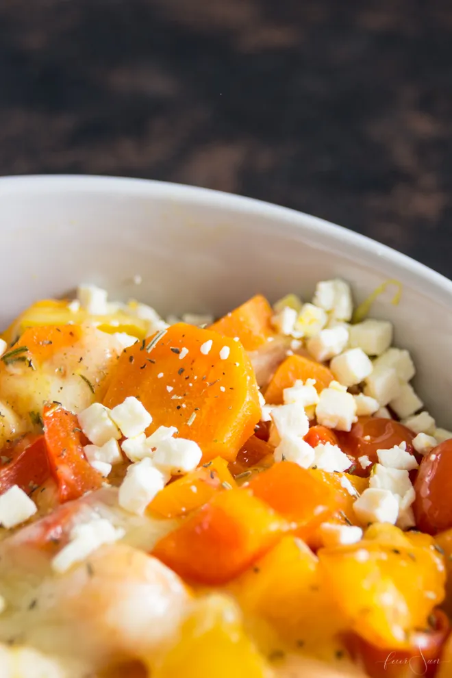 Nahaufnahme von leckerem, goldbraun gebackenem Ofengemüse mit geschmolzenem Käse, ideal als vegetarisches mittagessen gemüse rezepte.