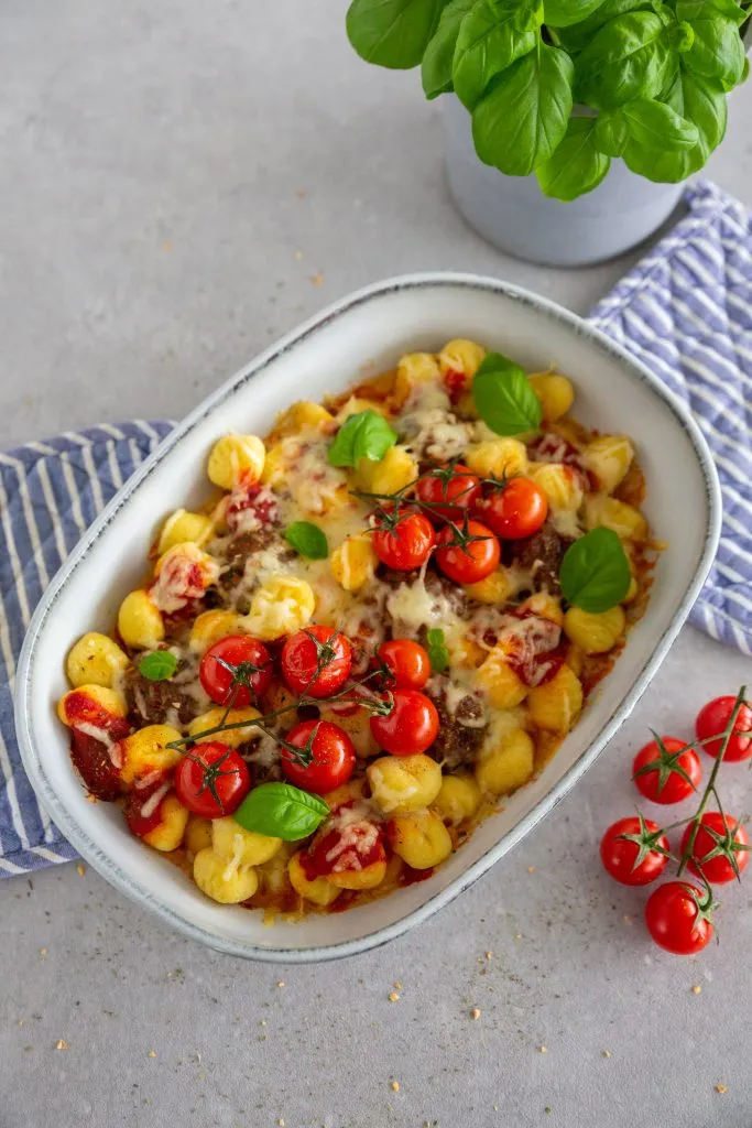 Nahaufnahme von Ofen-Gnocchi mit Hackbällchen, die mit geschmolzenem Mozzarella überbacken sind, direkt aus dem Ofen.