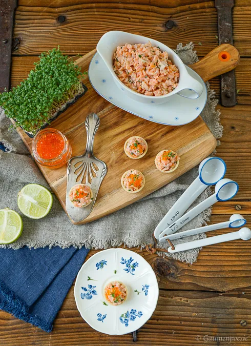 Nahaufnahme von Räucherlachs-Tatar Garnierung