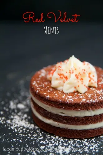 Nahaufnahme von Red Velvet Mini Cakes mit Puderzucker und Zuckerstreuseln, die auf einem Teller serviert werden.