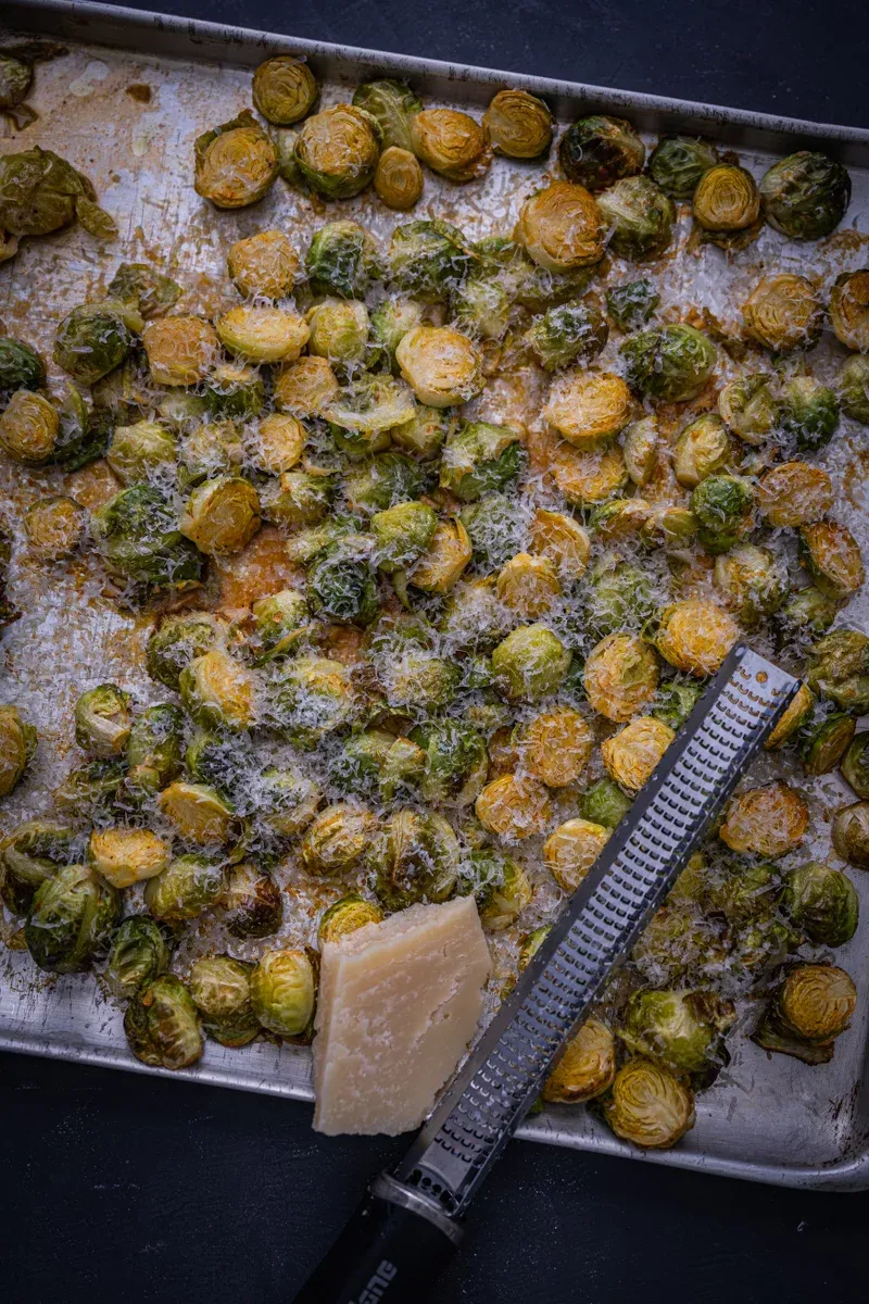 Nahaufnahme von Rosenkohlröschen, perfekt geröstet mit Knoblauch und Parmesan