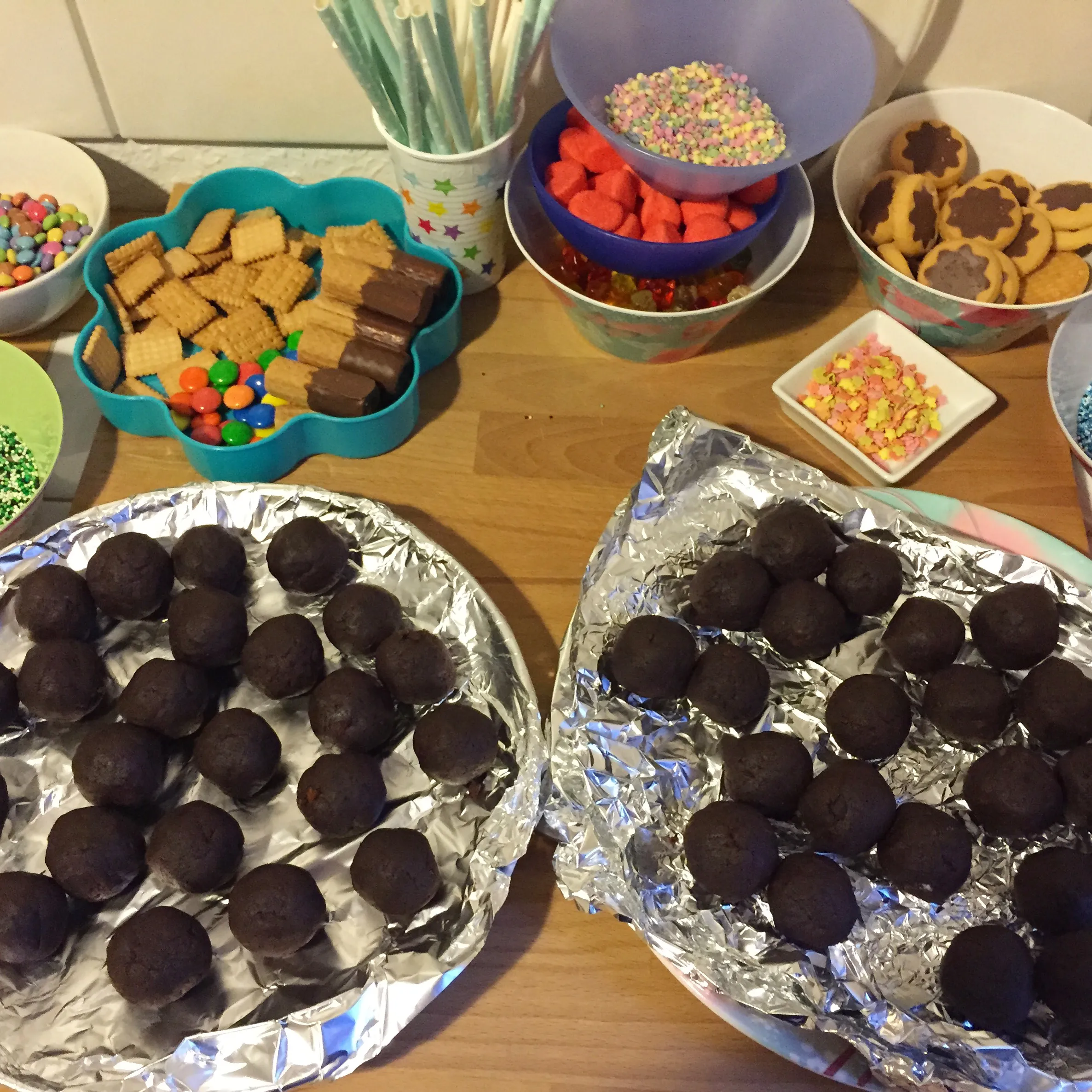 Nahaufnahme von Schoko-Cake-Pops Rohlingen vor dem Glasieren