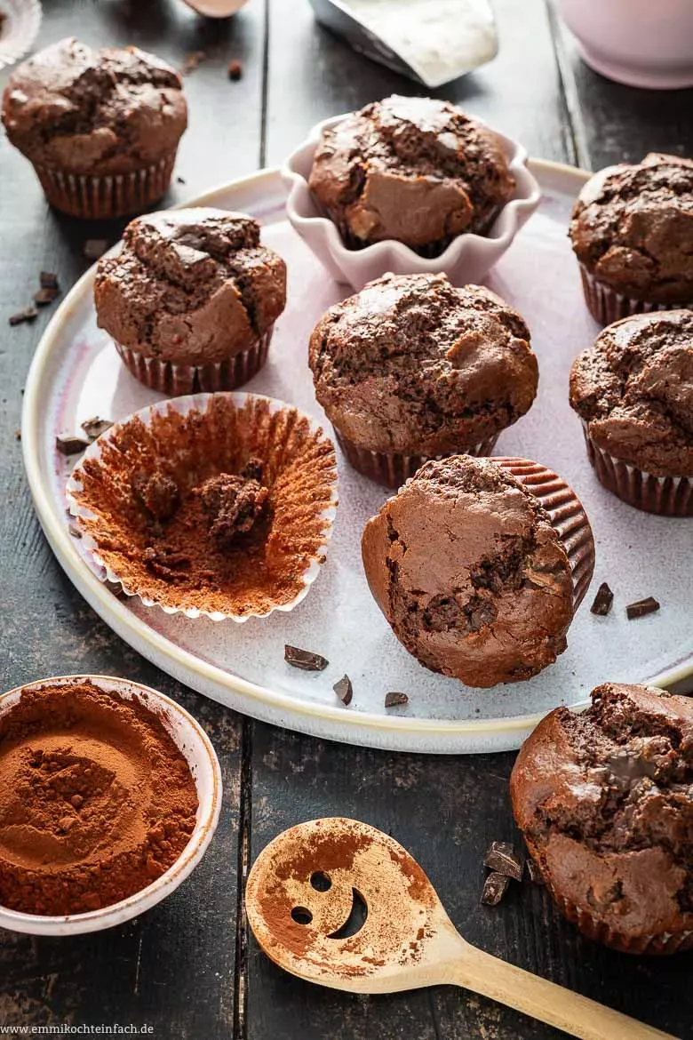 Nahaufnahme von Schokomuffins auf Kuchenteller