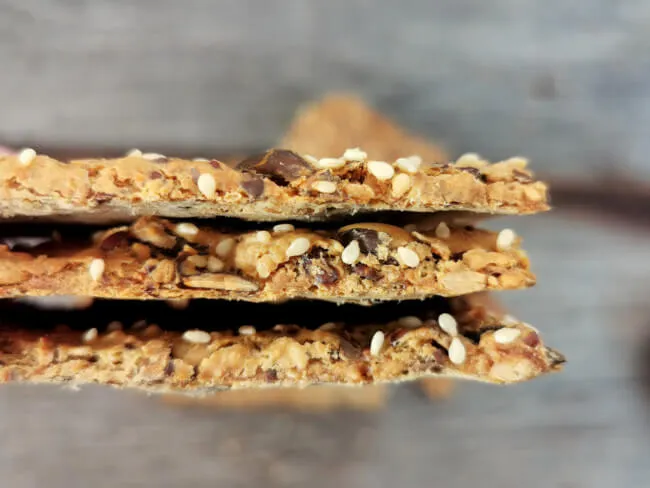 Nahaufnahme von selbstgebackenem Dinkel-Knäckebrot mit sichtbaren Körnern