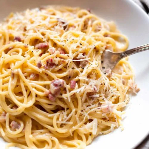 Nahaufnahme von Spaghetti Carbonara mit Garnitur