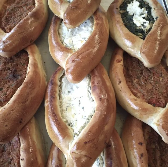 Nahaufnahme von traditionellen türkischen Broten und Teigtaschen bei Yildiz