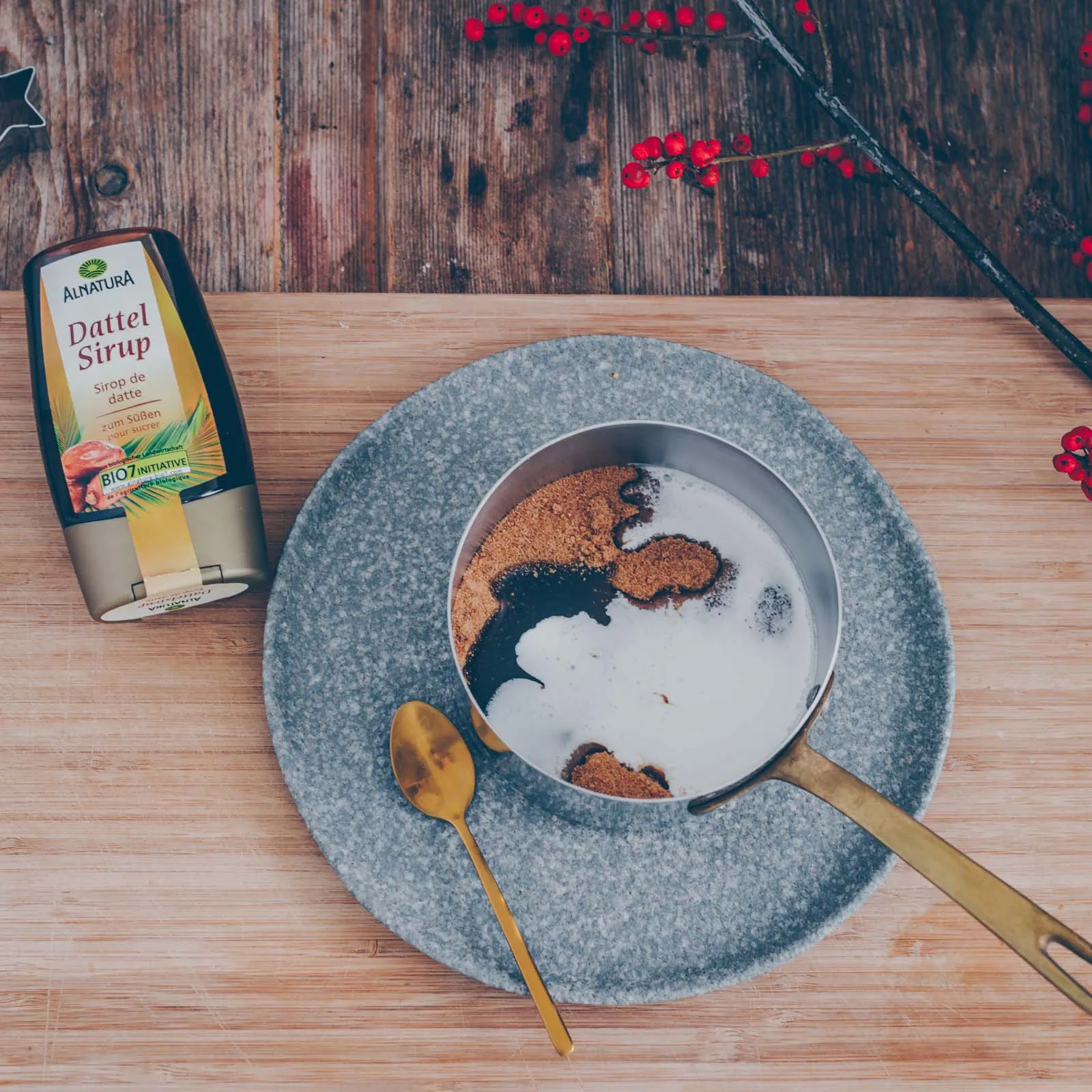 Nahaufnahme von veganen Karamell Cookies, noch nicht gefüllt, mit einer kleinen Mulde in der Mitte